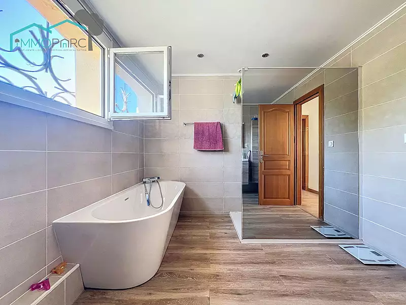 Maison, 225 m²