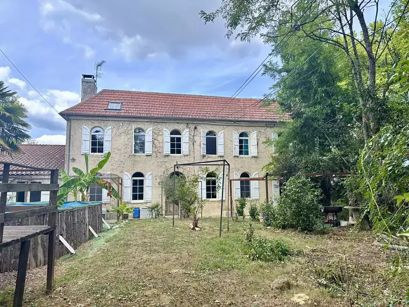 Maison, 1 200 m²