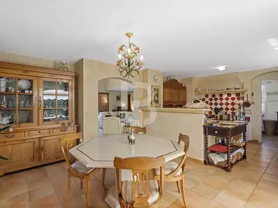 Maison, 240 m²