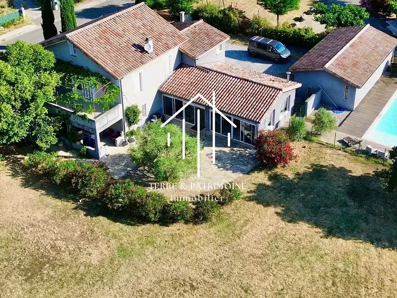 Maison, 256 m²