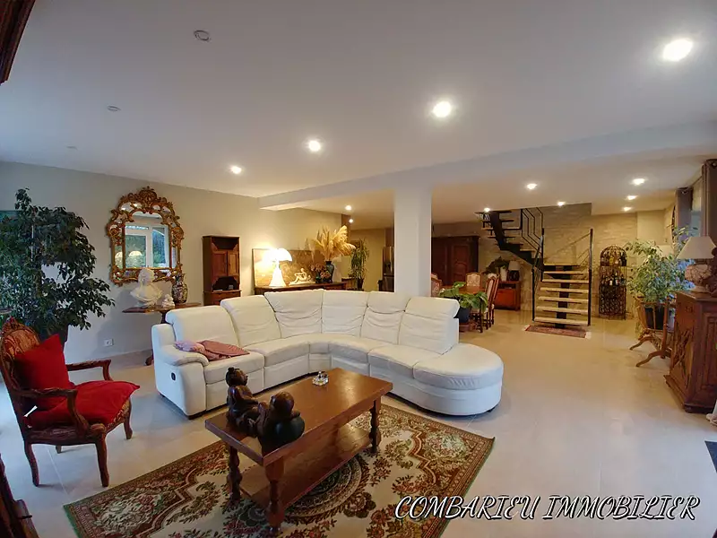 Maison, 240 m²