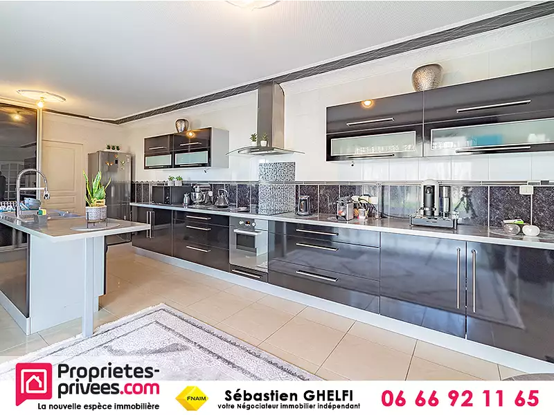Maison, 235 m²