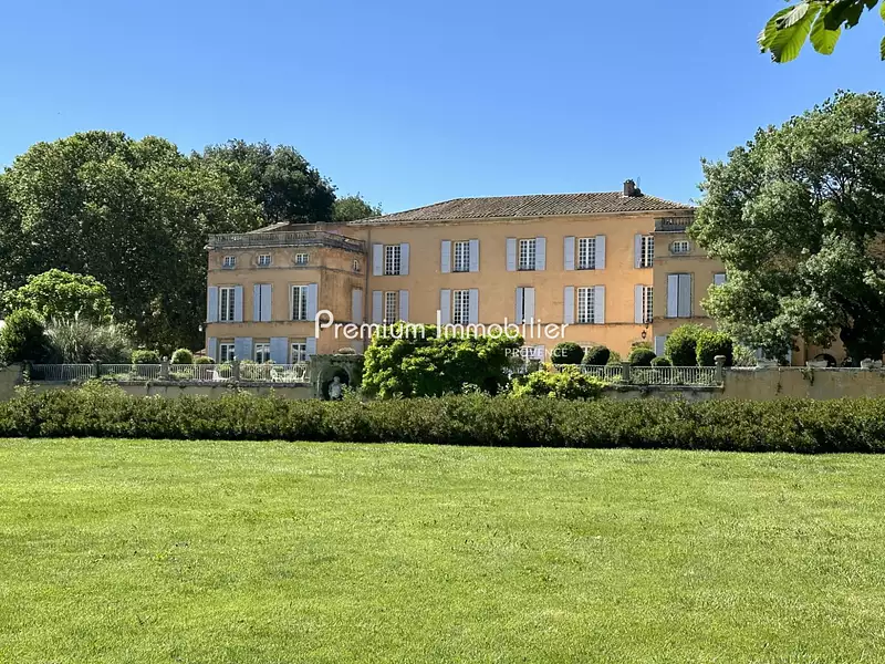 Maison, 1 700 m²