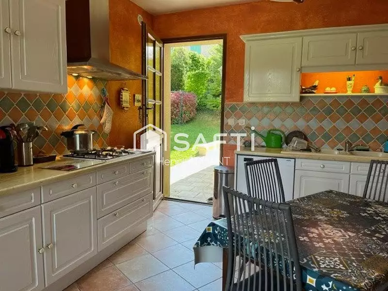 Maison, 240 m²