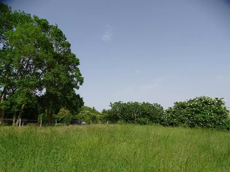 Terrain, 1 400 m²