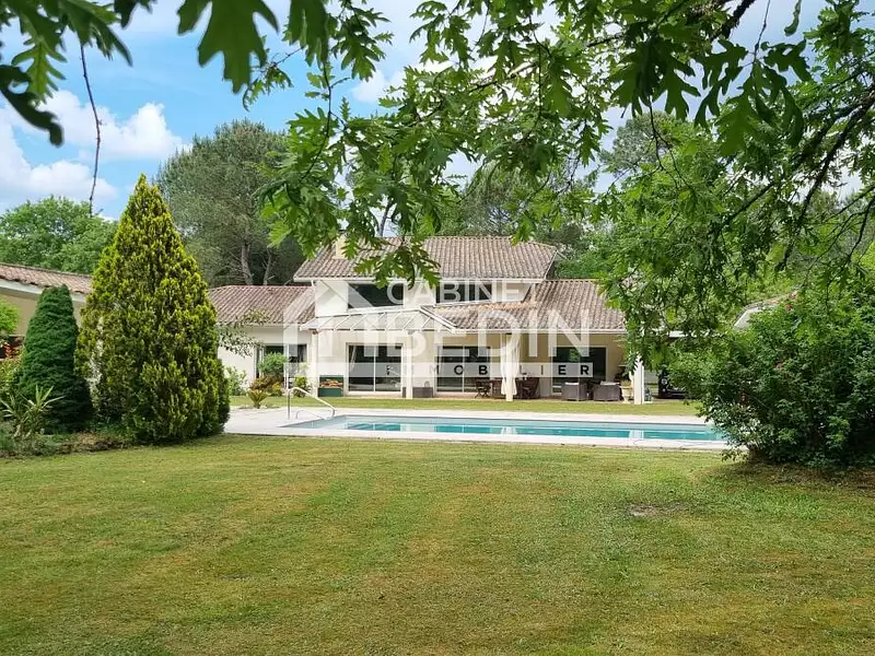 Maison, 246 m²