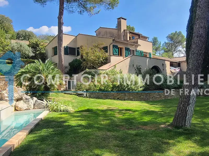 Maison, 261 m²