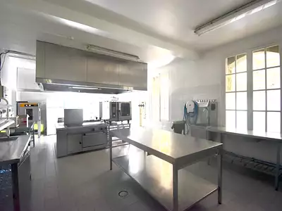 Maison, 1 700 m²