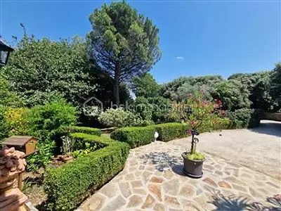 Maison, 277 m²