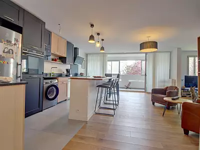 284 000 € 2 928 €/m² Appartement • 97 m² • 5 pièces • 3 chambres Sartrouville (78500)