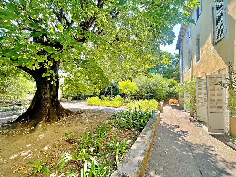 Maison, 751 m²