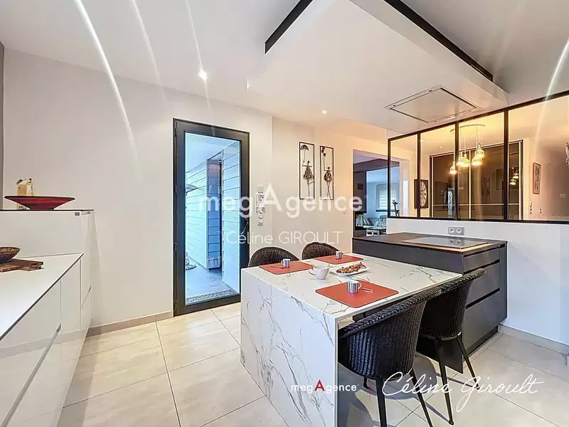 Maison, 240 m²