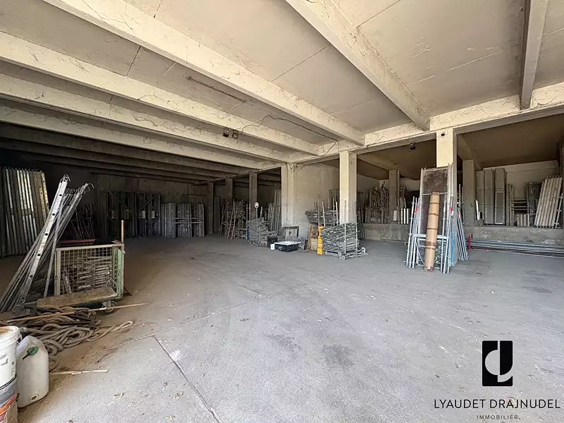Divers, 2 380 m²