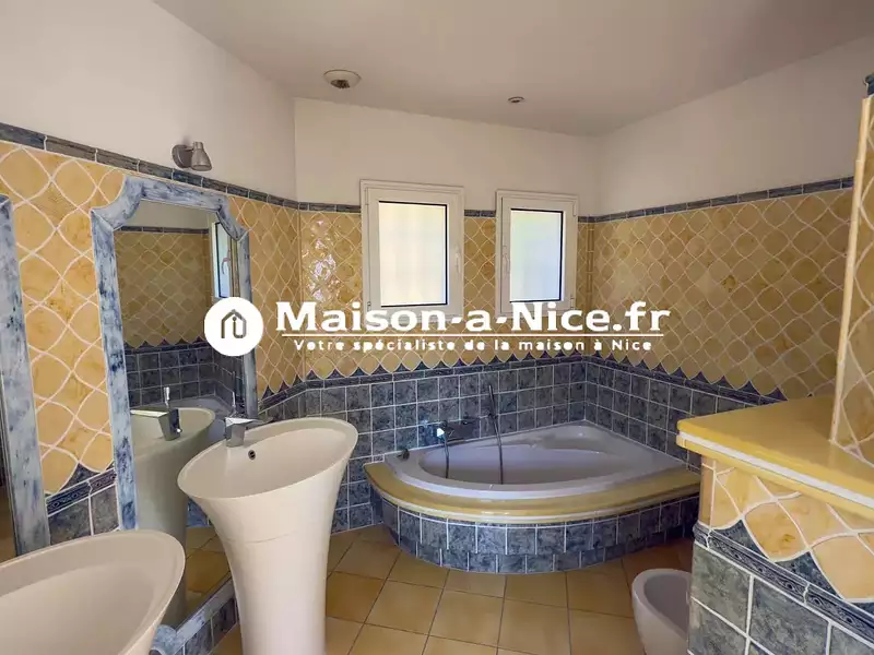Maison, 333,07 m²