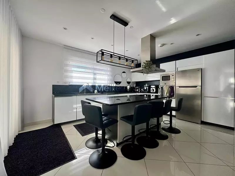 Maison, 255 m²