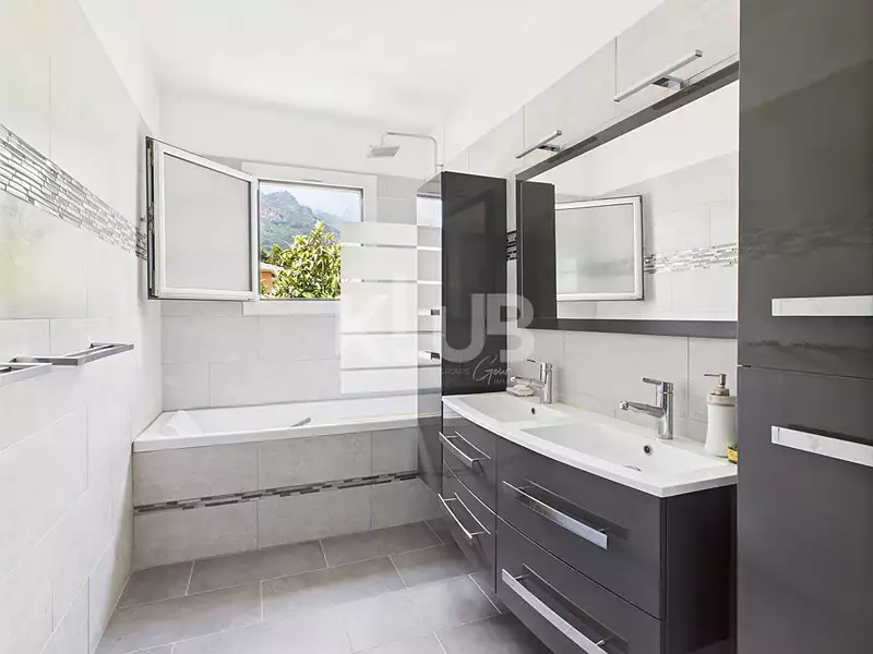 Maison, 196 m²