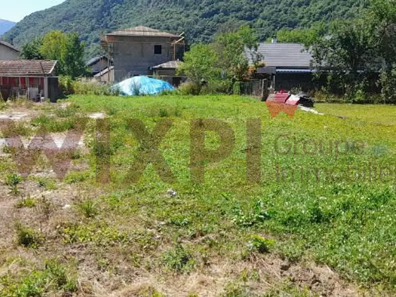 Terrain, 594 m²