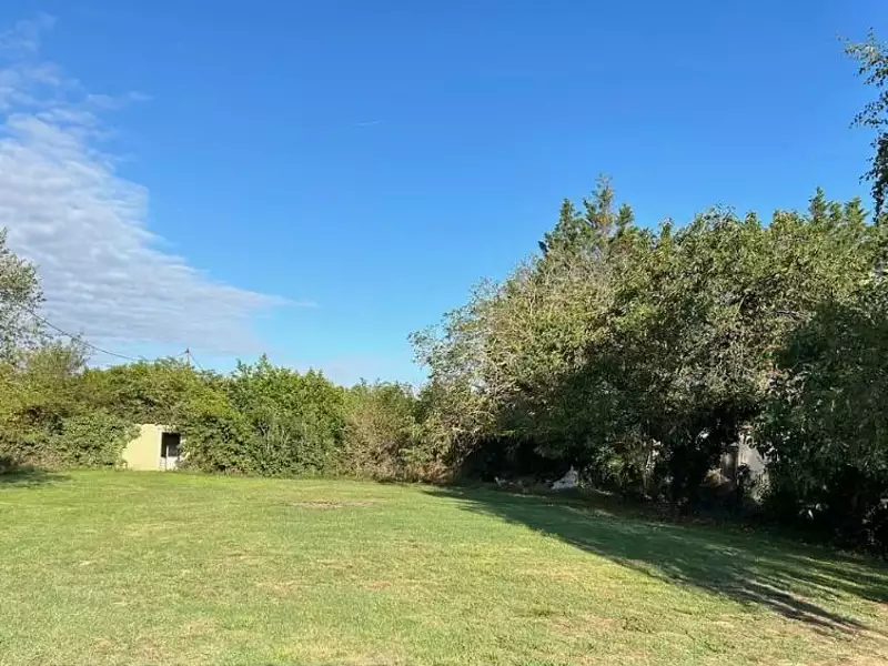 Terrain, 700 m²