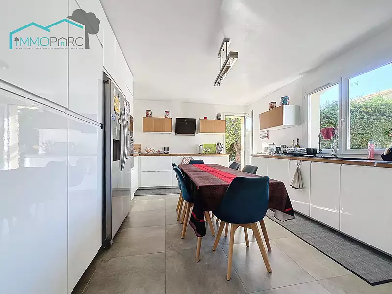 Maison, 225 m²