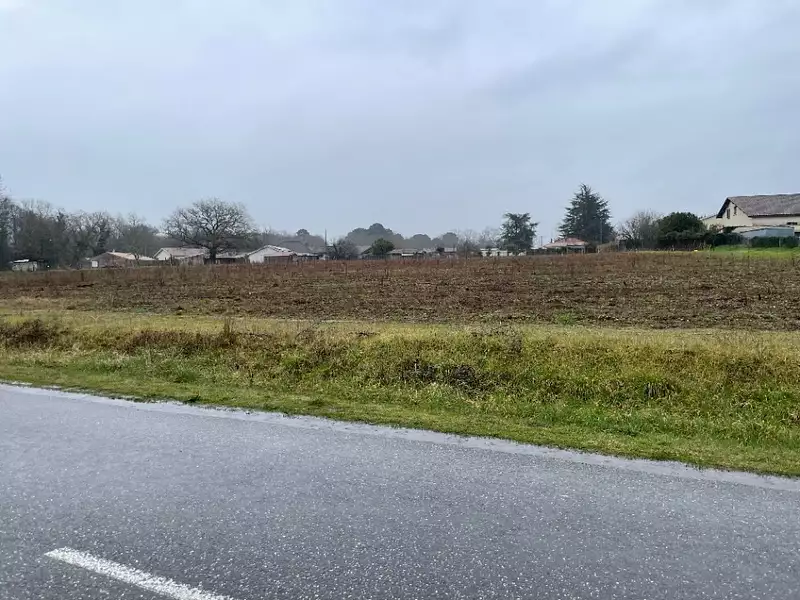 Terrain à bâtir, 1 700 m²