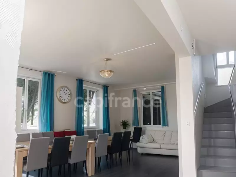 Maison, 1 100 m²