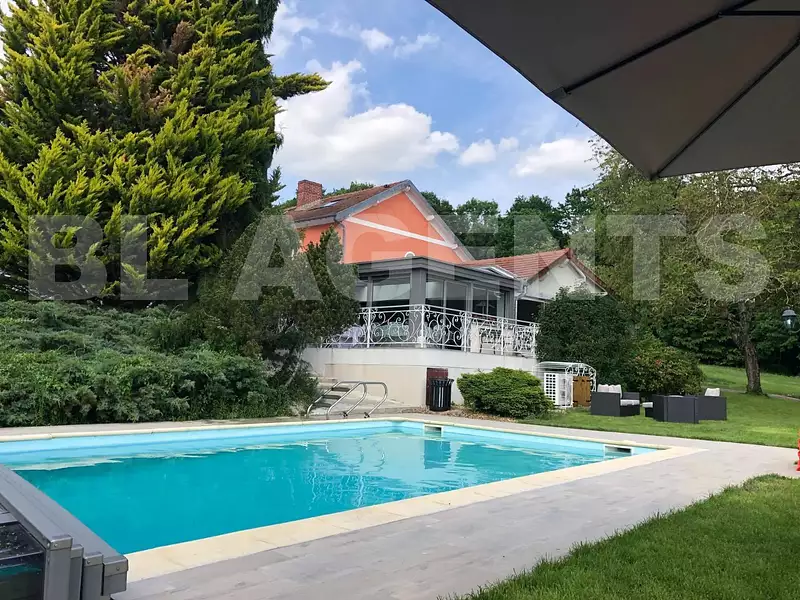 Maison, 807 m²