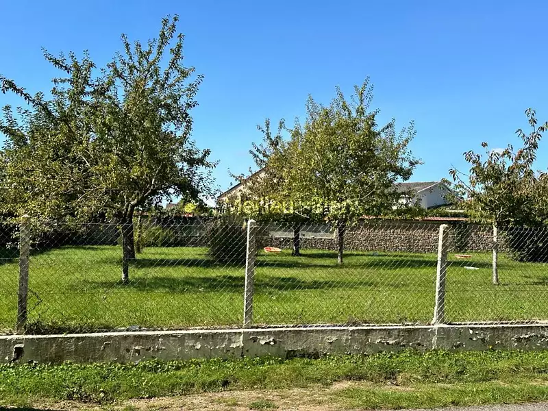 Terrain, 596 m²