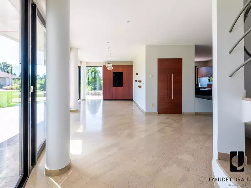 Maison, 323,3 m²