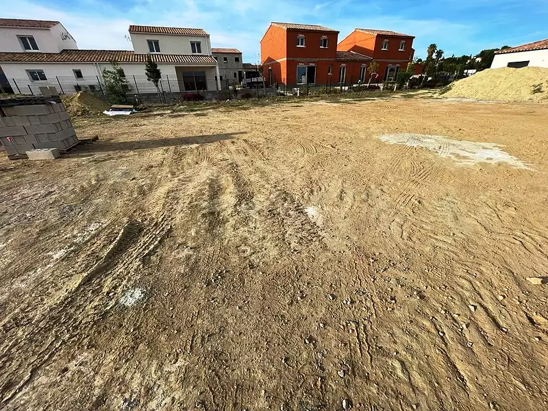 Terrain, 740 m²