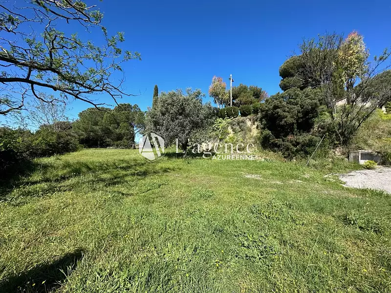 Terrain, 714 m²