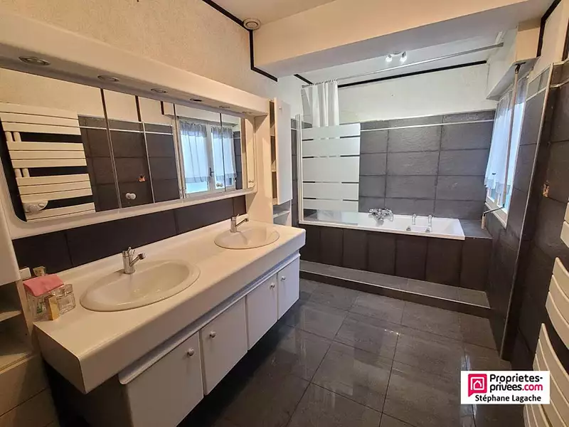 Maison, 255 m²