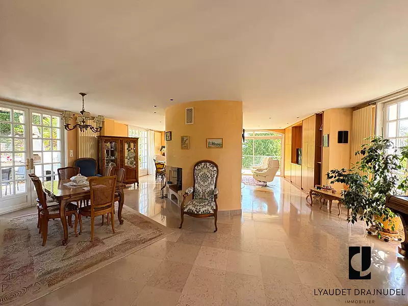 Maison, 244 m²