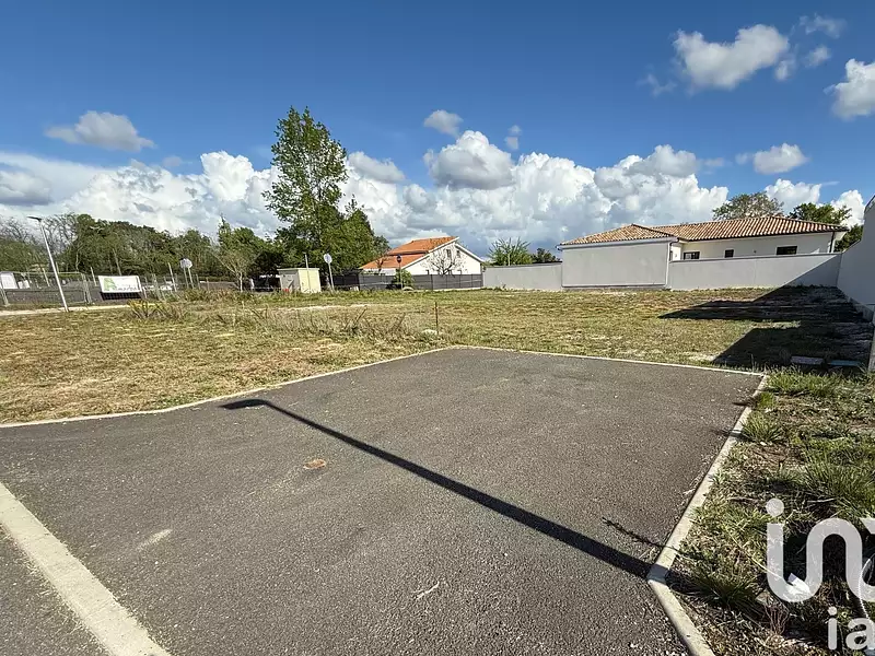 Terrain, 700 m²