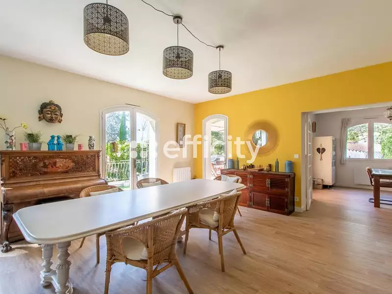 Maison, 230 m²