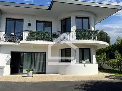 Maison, 225 m²