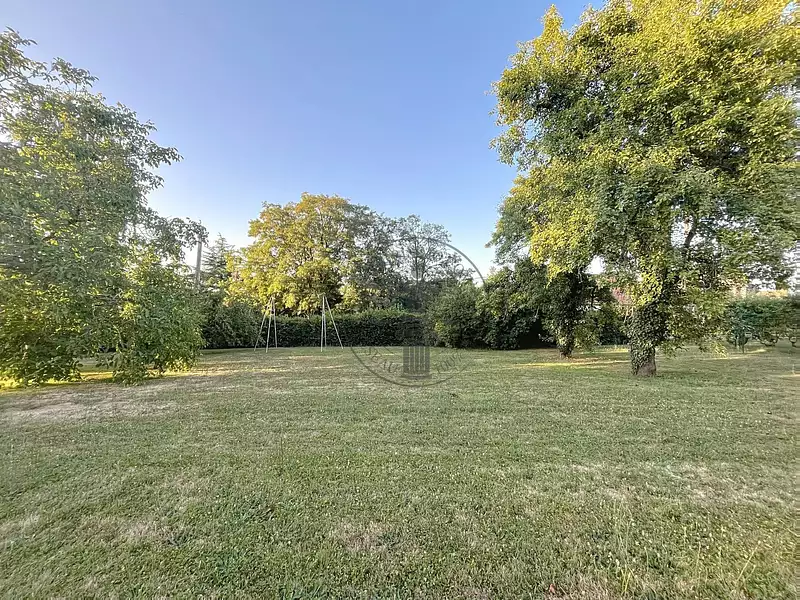 Terrain, 834 m²