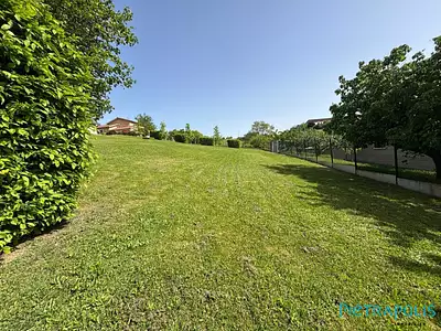 Terrain, 700 m²