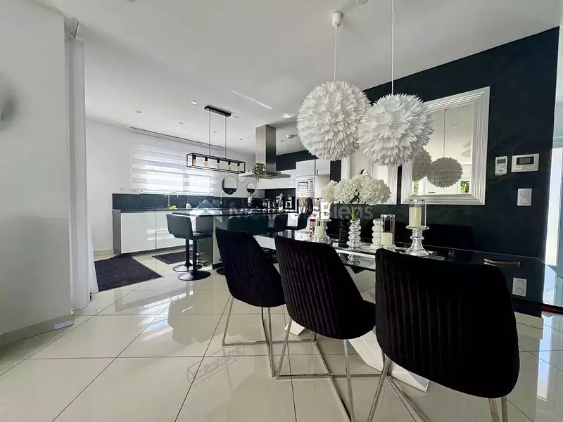 Maison, 255 m²