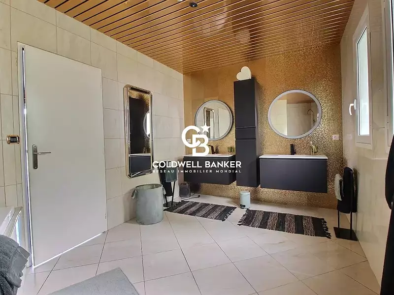 Maison, 230 m²