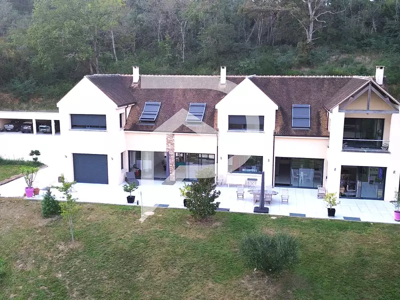 Maison, 696 m²