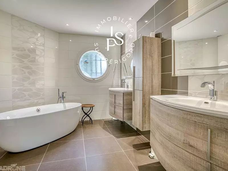 Maison, 242 m²