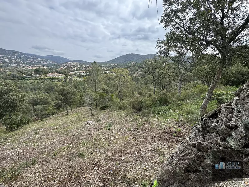 Terrain, 2 070 m²