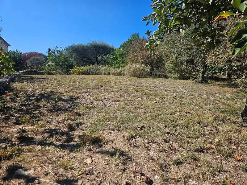Terrain, 718 m²