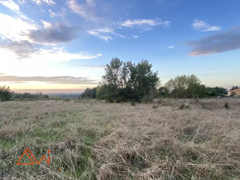 Terrain, 10 076 m²