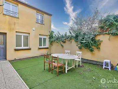 279 000 € 3 875 €/m² Maison • 72 m² • 4 pièces • 3 chambres Saint-Denis (93200)