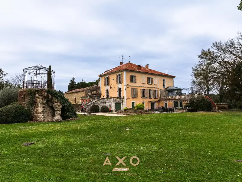 Maison, 1 020 m²