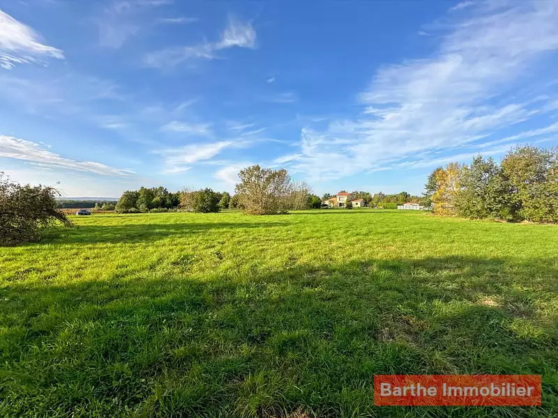 Terrain, 10 076 m²