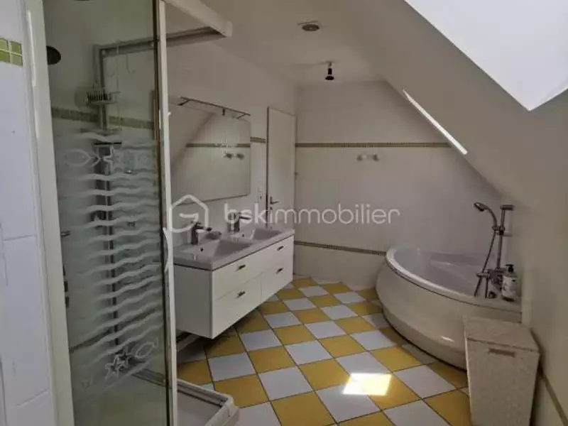 Maison, 215 m²