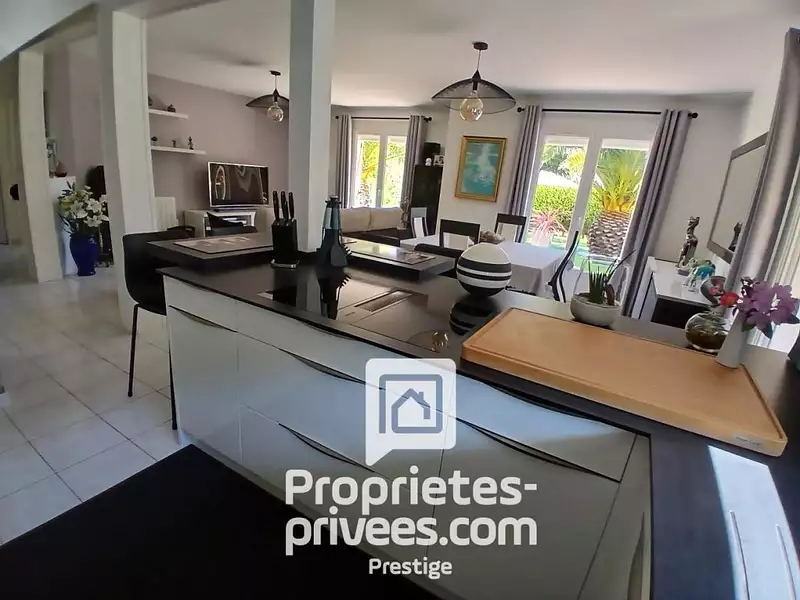 Maison, 196 m²