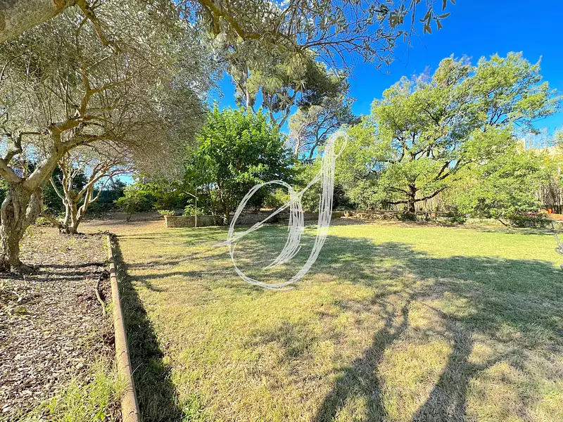 Terrain, 697 m²